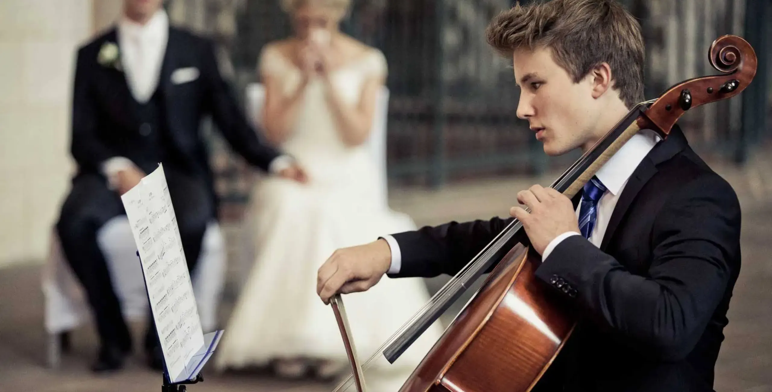 Hochzeit in der Kirche mit emotionalem Moment